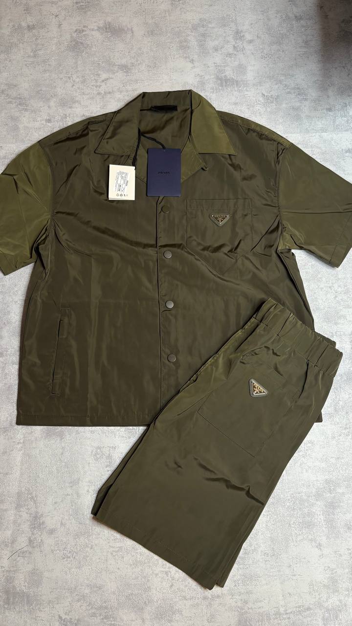 Outfit Prada kaki